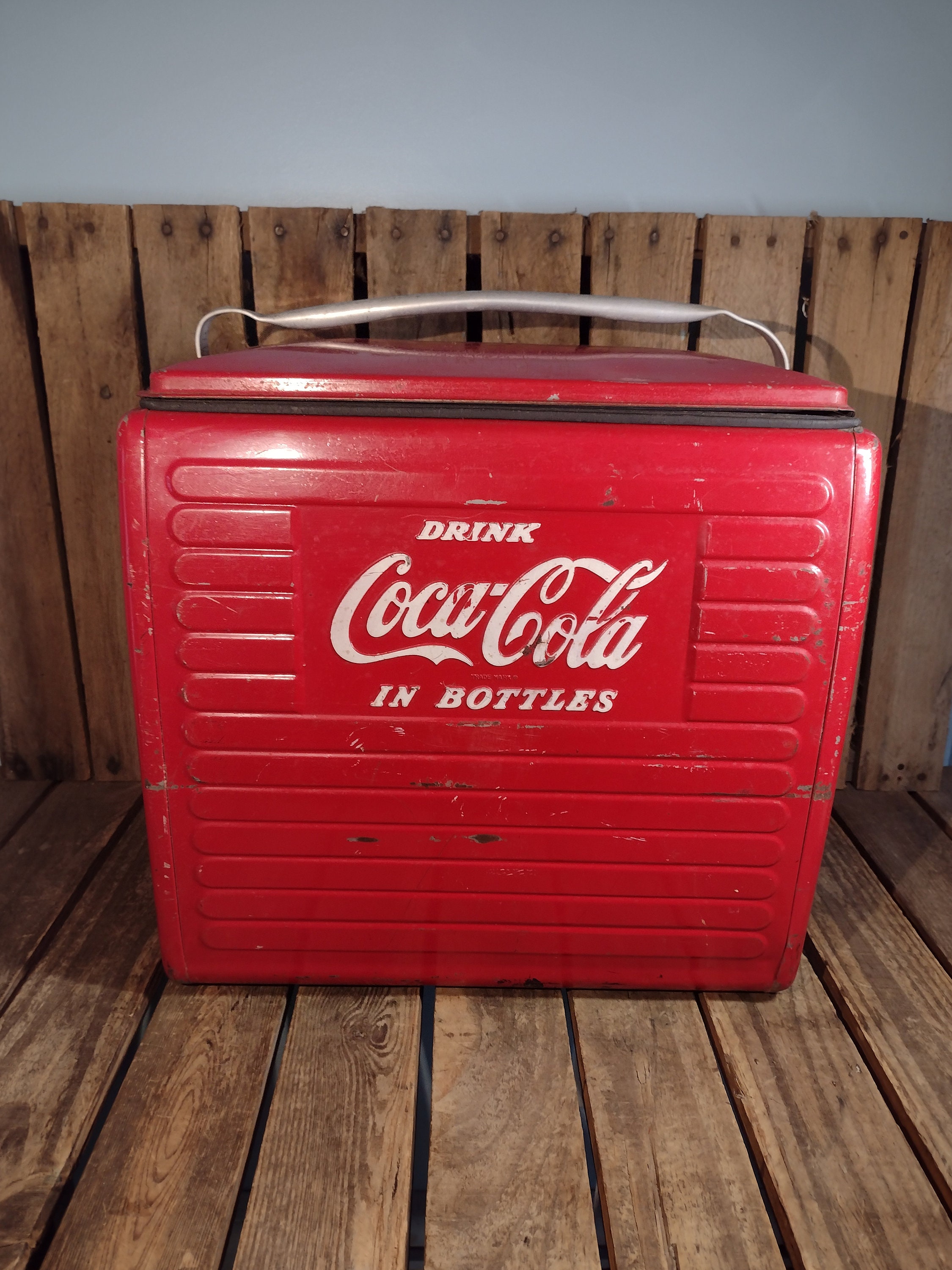 ヴィンテージ コカコーラ メタルクーラー：レトロなソーダ広告の