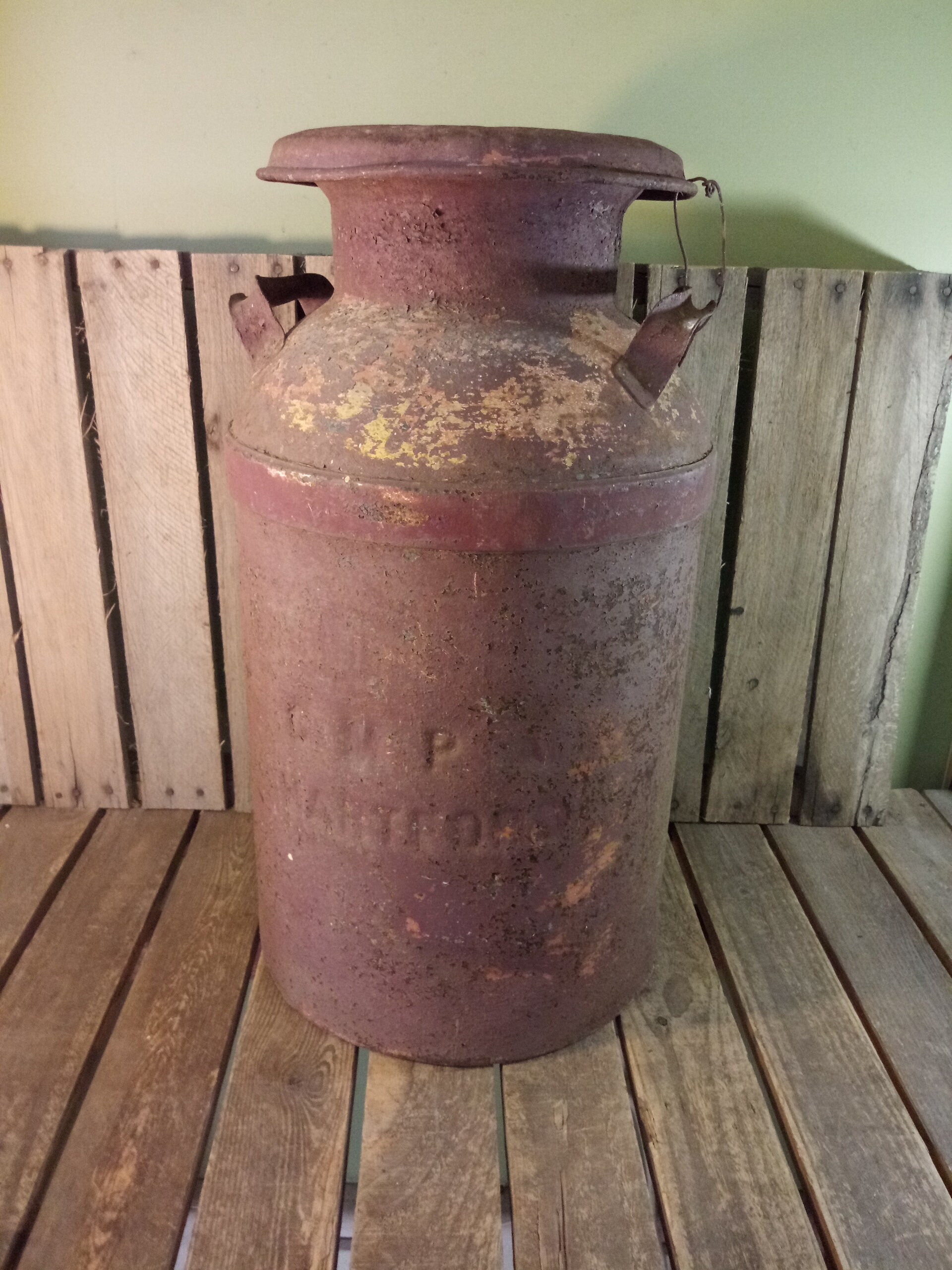 ヴィンテージミルク缶：古びた剥がれたペイントのファームハウス風