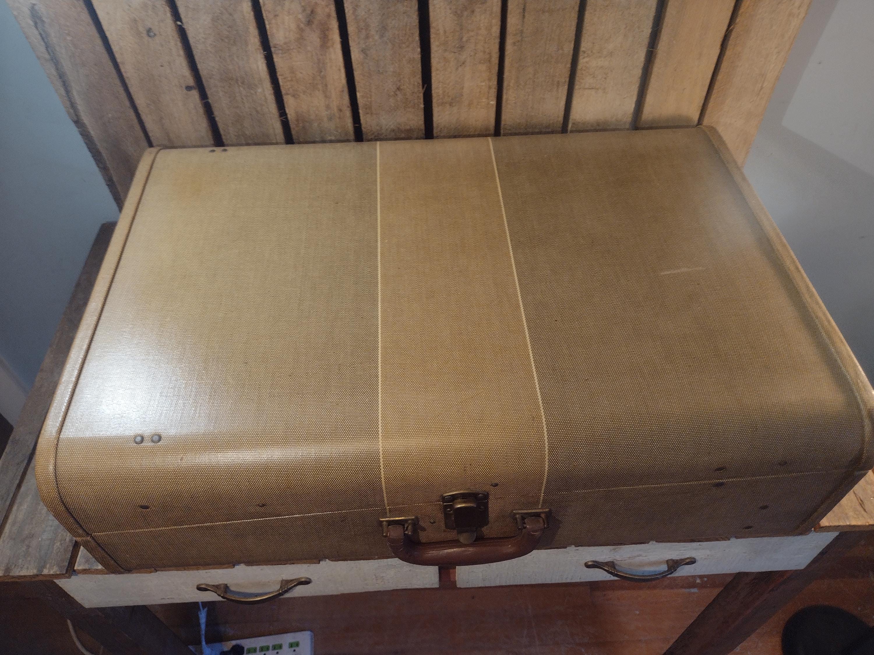 Mendel tourist ヴィンテージ　トランクケース　インダストリアル Mendel Cincinnati Wardrobe Suitcase With Keys – Vintage Tan Travel