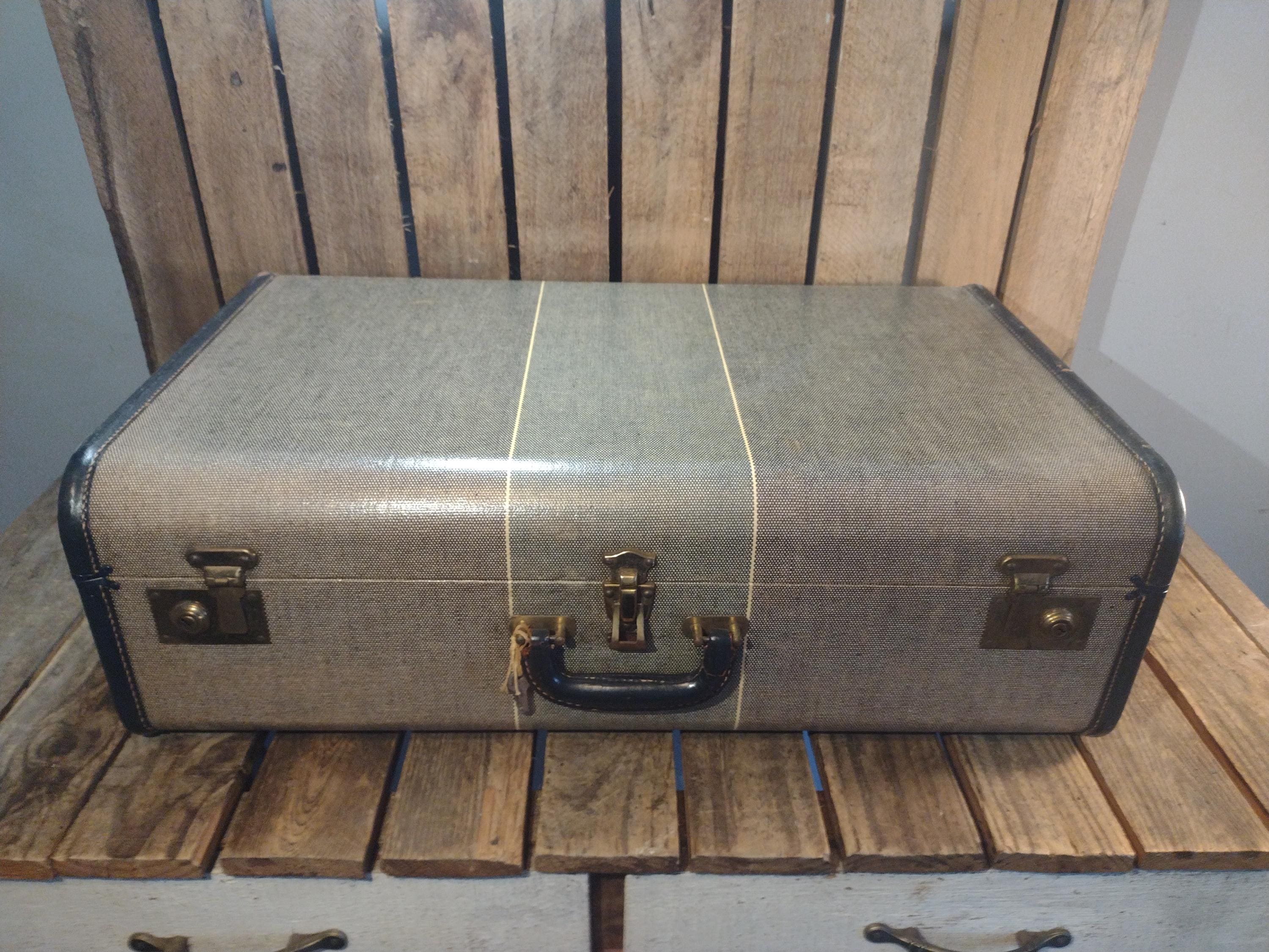 Vintage Mendel Cincinnati Suitcase With Keys – Gray Fabric