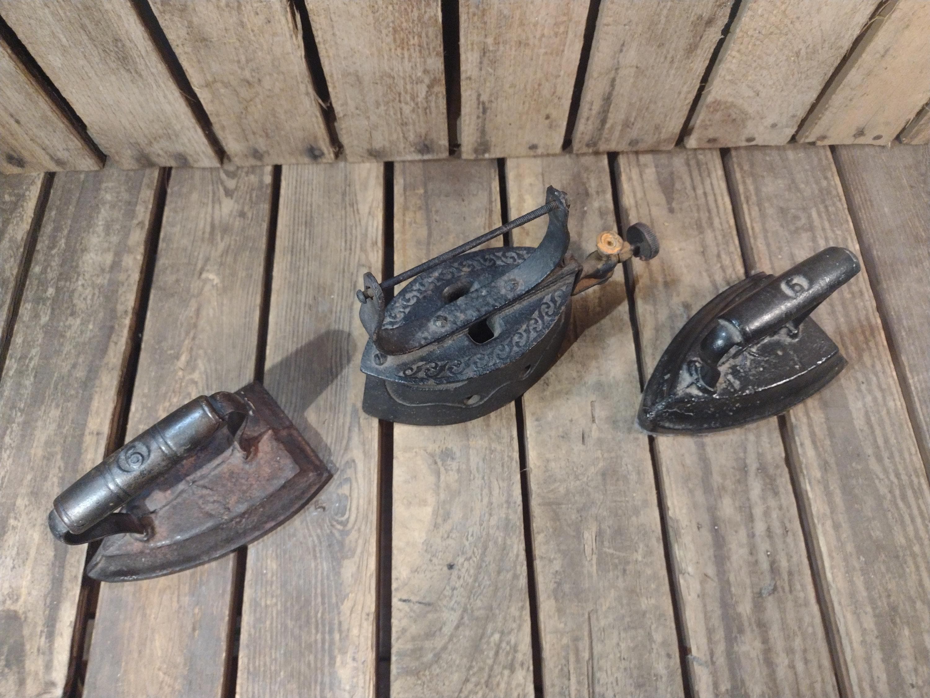 Set of 3 Vintage Cast Iron Sad Irons – Rustic Laundry Tools  display picture 1