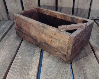 Rustic Wooden Storage Box: Primitive Farmhouse Decor - Vintage Crate