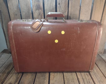 Vintage Brown Leather Suitcase with Brass Latches & Fabric Lining – 21x14x7