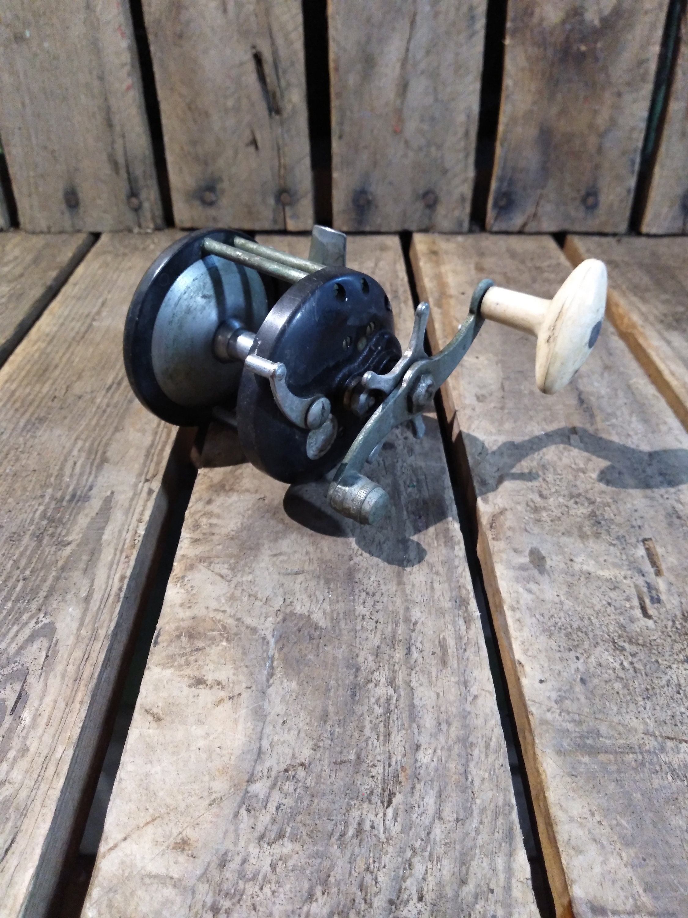 antique fishing reels prices Collectible A detailed history of the development of fishing reel technology and fascinating stories of the notable manufacturers who produced them are related here Penn #155 - Vintage Fishing