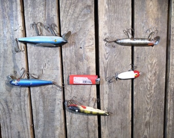 Lot De 13 Leurres De Pêche Vintage USA – Heddon Et Autres – Bois Et Plastique