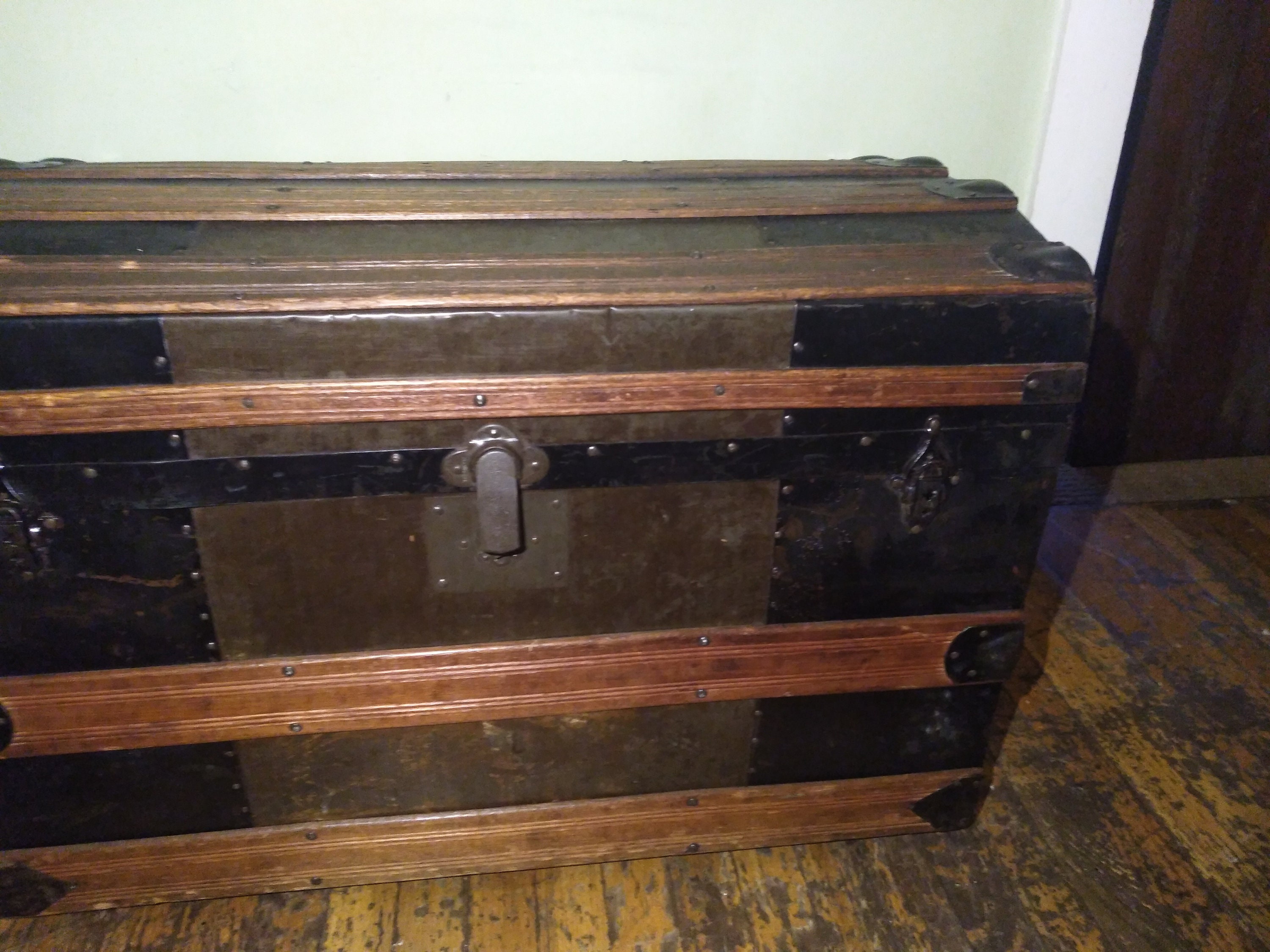 antique trunk identification