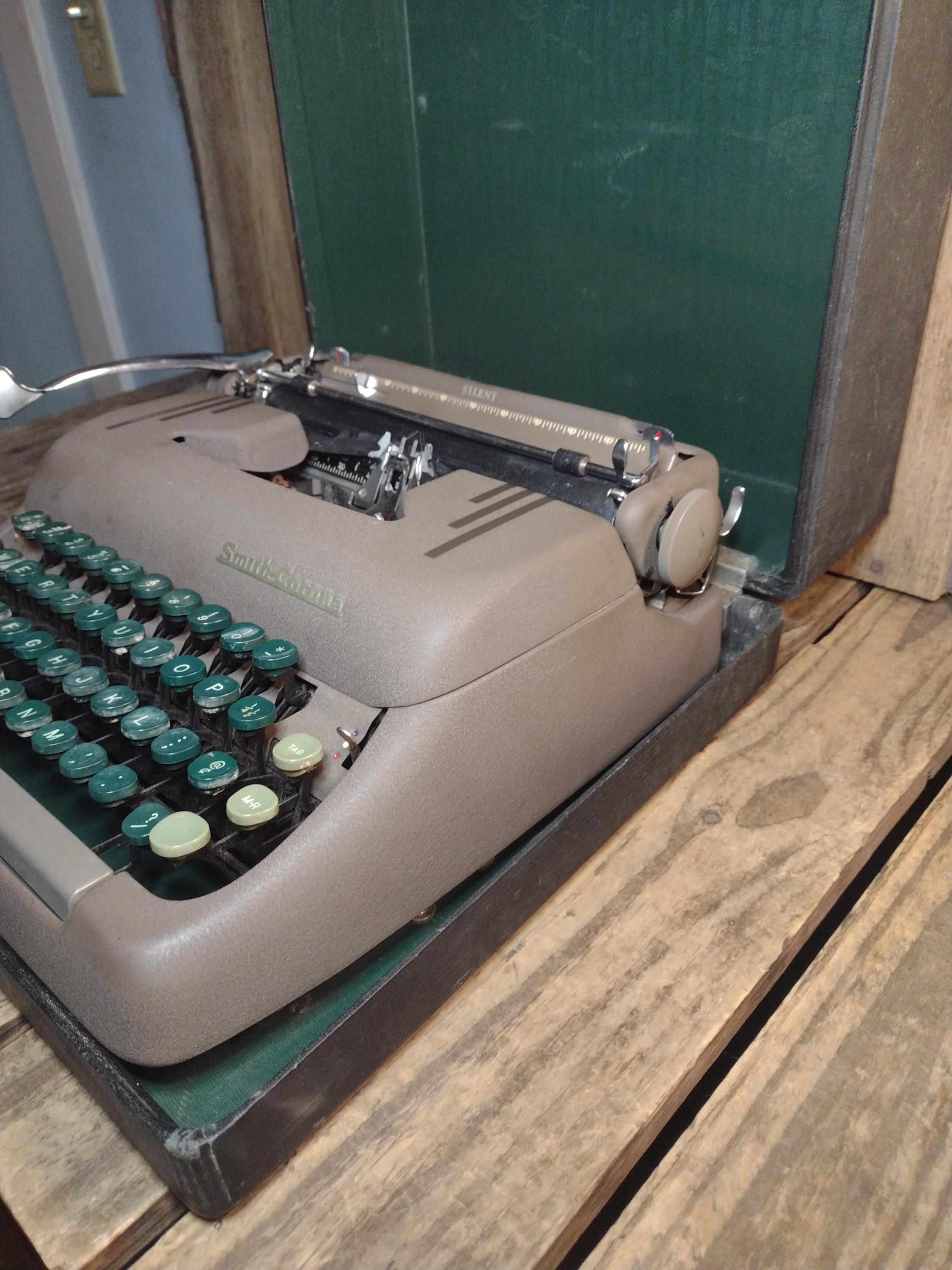 Vintage Smith-corona Silent Typewriter With Case – Works Except