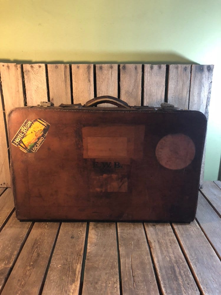 Set von vintage-gepäck reise-aufkleber auf alte leder textur