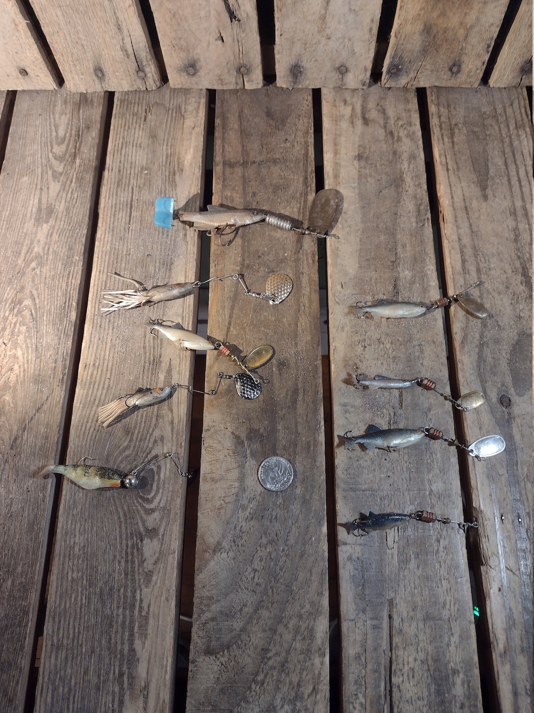 Lot de 15 anciens leurres de pêche en bois / matières mixtes
