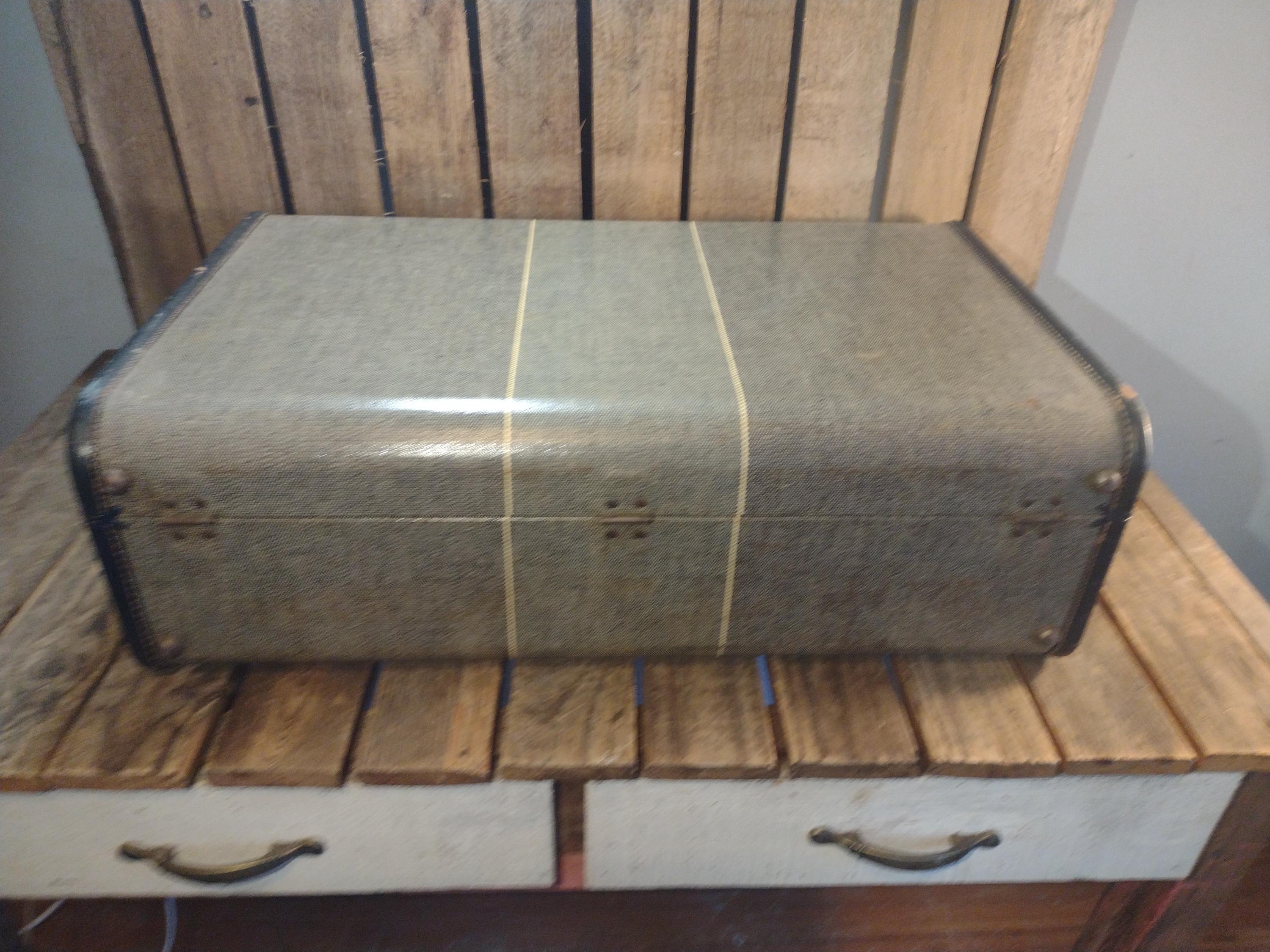 Vintage Mendel Cincinnati Suitcase With Keys – Gray Fabric