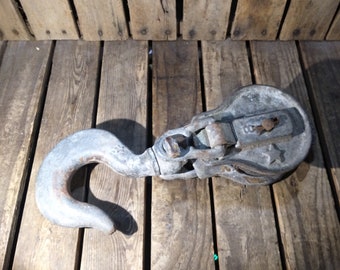 Vintage Metal Pulley Industrial Decor – Rustic Farmhouse Barn Hardware – Heavy Duty Primitive Tool