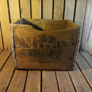 Cajón para cerveza de raíz de Vintage Hires: almacenamiento rústico de granja, publicidad de refrescos