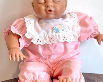 Preciosa muñeca vintage Lissi, bebé niña o niño con atuendo rosa, realista, durmiendo.