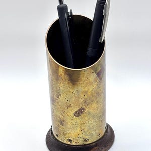 Portalápices de escritorio militar fabricado con casquillos de latón usados ​​de 57 mm, 5,5” de altura.