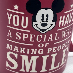 Taza de Mickey Mouse de los parques Disney. Tienes una forma especial de hacer sonreír a la gente. 473 ml (16 oz). imagen 2