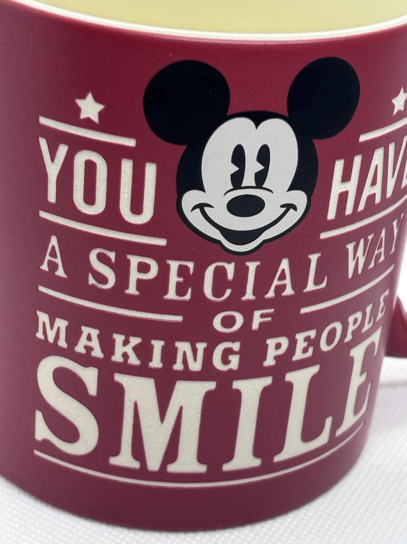 Taza de Mickey Mouse de los parques Disney. Tienes una forma especial de hacer sonreír a la gente. 473 ml (16 oz). imagen 2