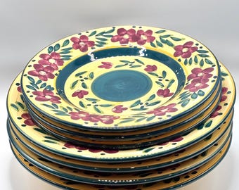 Set di 7 piatti e ciotole dipinti a mano, modello Provincial Fleuri di Tabletops Unlimited, fuori produzione, nei colori beige, verde e rosso, con fiori.