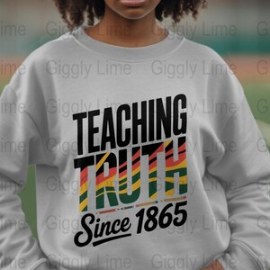 Könnte beinhalten: Ein hellgraues Sweatshirt mit dem Text "TEACHING TRUTH Since 1865" in schwarzer und farbiger Schrift. Das Wort "TRUTH" ist mit einem Design aus roten, gelben, grünen und schwarzen Streifen gefüllt. Darunter befinden sich mehrere Bleistifte.