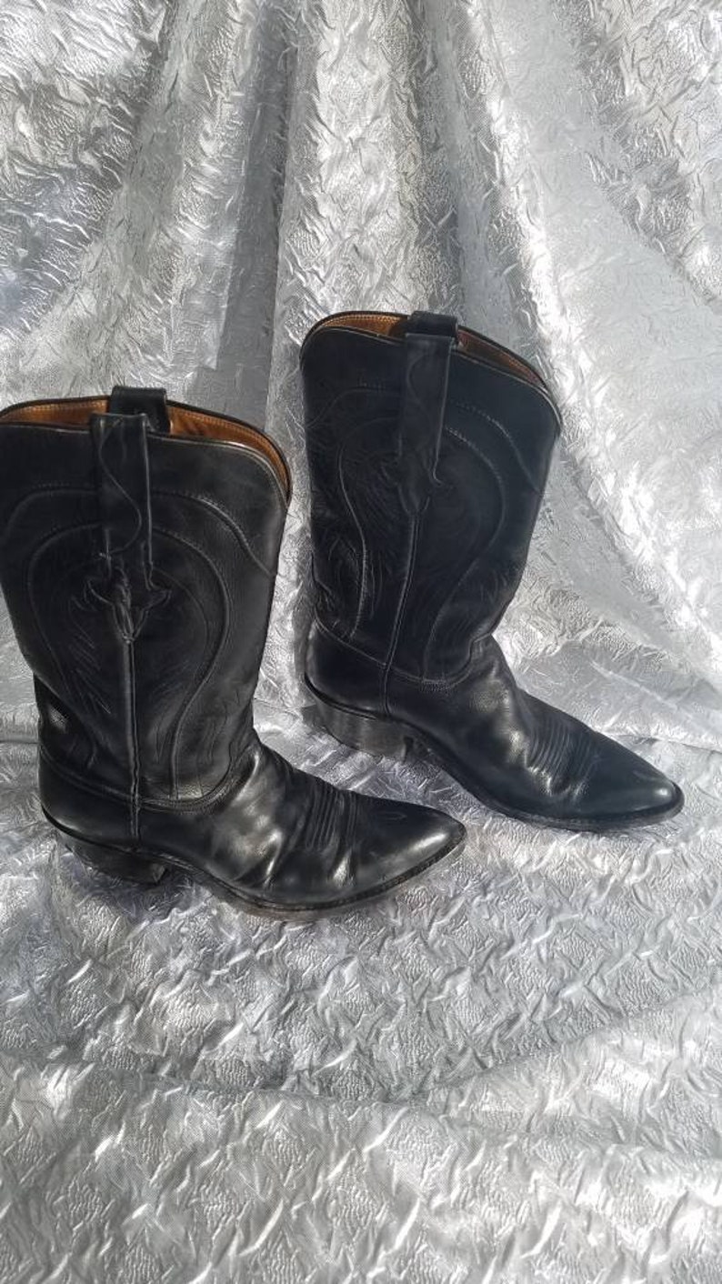 very pointy cowboy boots