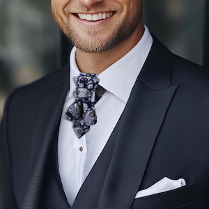 Marineblauwe paisley verticale vlinderdas, handgemaakte luxe bruiloftsstropdas, stropdas bruidegom, uniek formeel accessoire voor heren, elegante satijnen stropdas voor evenementen