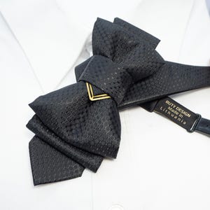 The tie that dresses you up, gift for father, fancy bowtie, vestuvinis kaklaraištis, vestuvinė varlytė, kaklaraištis žiogas
Handmade luxury black bow tie for weddings
Designer black bow tie for grooms and musicians
High-end handmade black tie for special occasions
Artistic luxury black bow tie for men
Unique wedding bow tie crafted by Rūta Piekurienė
Elegant handmade black bow tie for special events
Stylish black designer tie for men’s wedding attire