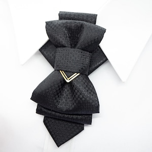 The tie that dresses you up, gift for father, fancy bowtie, vestuvinis kaklaraištis, vestuvinė varlytė, kaklaraištis žiogas
Handmade luxury black bow tie for weddings
Designer black bow tie for grooms and musicians
High-end handmade black tie for special occasions
Artistic luxury black bow tie for men
Unique wedding bow tie crafted by Rūta Piekurienė
Elegant handmade black bow tie for special events
Stylish black designer tie for men’s wedding attire