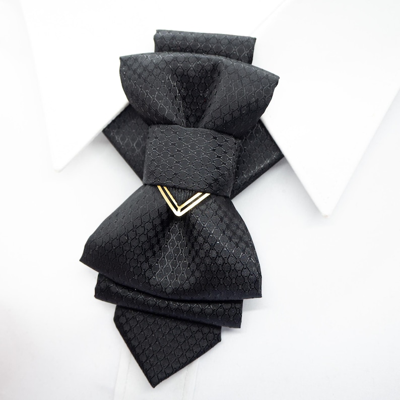 The tie that dresses you up, gift for father, fancy bowtie, vestuvinis kaklaraištis, vestuvinė varlytė, kaklaraištis žiogas
Handmade luxury black bow tie for weddings
Designer black bow tie for grooms and musicians
High-end handmade black tie for special occasions
Artistic luxury black bow tie for men
Unique wedding bow tie crafted by Rūta Piekurienė
Elegant handmade black bow tie for special events
Stylish black designer tie for men’s wedding attire