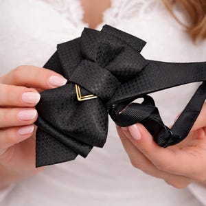 The tie that dresses you up, gift for father, fancy bowtie, vestuvinis kaklaraištis, vestuvinė varlytė, kaklaraištis žiogas
Handmade luxury black bow tie for weddings
Designer black bow tie for grooms and musicians
High-end handmade black tie for special occasions
Artistic luxury black bow tie for men
Unique wedding bow tie crafted by Rūta Piekurienė
Elegant handmade black bow tie for special events
Stylish black designer tie for men’s wedding attire
