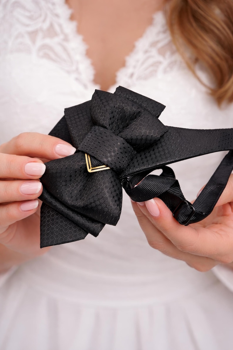 The tie that dresses you up, gift for father, fancy bowtie, vestuvinis kaklaraištis, vestuvinė varlytė, kaklaraištis žiogas
Handmade luxury black bow tie for weddings
Designer black bow tie for grooms and musicians
High-end handmade black tie for special occasions
Artistic luxury black bow tie for men
Unique wedding bow tie crafted by Rūta Piekurienė
Elegant handmade black bow tie for special events
Stylish black designer tie for men’s wedding attire