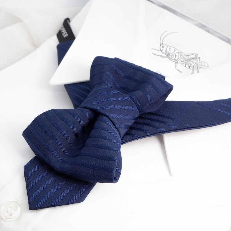 Blue wedding bow tie, Unique design tie for men,  Blue luxury hand made necktie for groom, Blue bow tie, Necktie for elegant and stylish men, peteliškė, keistas kaklaraištis, nematyta varlytė, Mėlyna varlytė vestuvėms