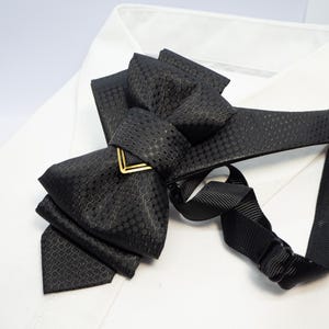 The tie that dresses you up, gift for father, fancy bowtie, vestuvinis kaklaraištis, vestuvinė varlytė, kaklaraištis žiogas
Handmade luxury black bow tie for weddings
Designer black bow tie for grooms and musicians
High-end handmade black tie for special occasions
Artistic luxury black bow tie for men
Unique wedding bow tie crafted by Rūta Piekurienė
Elegant handmade black bow tie for special events
Stylish black designer tie for men’s wedding attire