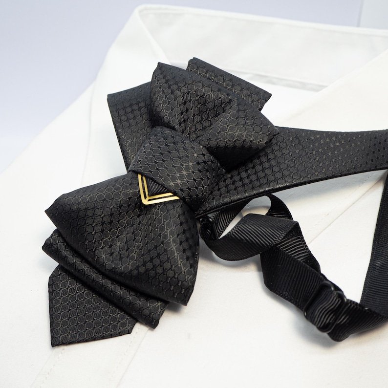 The tie that dresses you up, gift for father, fancy bowtie, vestuvinis kaklaraištis, vestuvinė varlytė, kaklaraištis žiogas
Handmade luxury black bow tie for weddings
Designer black bow tie for grooms and musicians
High-end handmade black tie for special occasions
Artistic luxury black bow tie for men
Unique wedding bow tie crafted by Rūta Piekurienė
Elegant handmade black bow tie for special events
Stylish black designer tie for men’s wedding attire