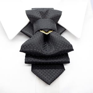 The tie that dresses you up, gift for father, fancy bowtie, vestuvinis kaklaraištis, vestuvinė varlytė, kaklaraištis žiogas
Handmade luxury black bow tie for weddings
Designer black bow tie for grooms and musicians
High-end handmade black tie for special occasions
Artistic luxury black bow tie for men
Unique wedding bow tie crafted by Rūta Piekurienė
Elegant handmade black bow tie for special events
Stylish black designer tie for men’s wedding attire