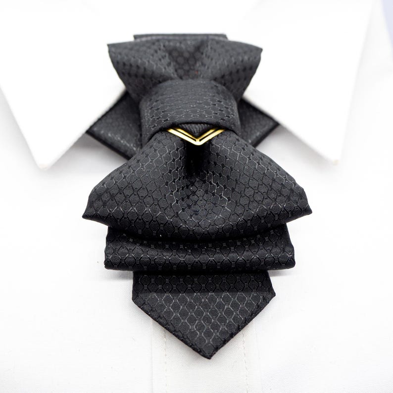 The tie that dresses you up, gift for father, fancy bowtie, vestuvinis kaklaraištis, vestuvinė varlytė, kaklaraištis žiogas
Handmade luxury black bow tie for weddings
Designer black bow tie for grooms and musicians
High-end handmade black tie for special occasions
Artistic luxury black bow tie for men
Unique wedding bow tie crafted by Rūta Piekurienė
Elegant handmade black bow tie for special events
Stylish black designer tie for men’s wedding attire