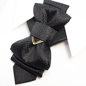 The tie that dresses you up, gift for father, fancy bowtie, vestuvinis kaklaraištis, vestuvinė varlytė, kaklaraištis žiogas
Handmade luxury black bow tie for weddings
Designer black bow tie for grooms and musicians
High-end handmade black tie for special occasions
Artistic luxury black bow tie for men
Unique wedding bow tie crafted by Rūta Piekurienė
Elegant handmade black bow tie for special events
Stylish black designer tie for men’s wedding attire