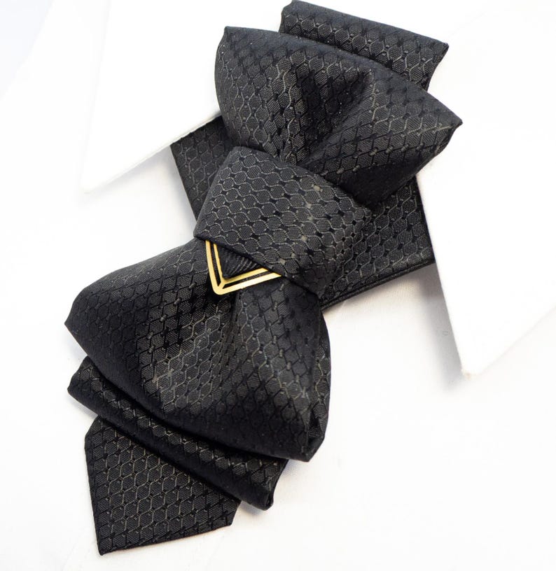 The tie that dresses you up, gift for father, fancy bowtie, vestuvinis kaklaraištis, vestuvinė varlytė, kaklaraištis žiogas
Handmade luxury black bow tie for weddings
Designer black bow tie for grooms and musicians
High-end handmade black tie for special occasions
Artistic luxury black bow tie for men
Unique wedding bow tie crafted by Rūta Piekurienė
Elegant handmade black bow tie for special events
Stylish black designer tie for men’s wedding attire