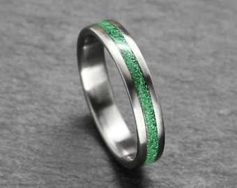 Bague en titane avec incrustation de pierre de malachite. mince bande de titane, alliance, bague de fiançailles pour elle, 5e anniversaire, fait main