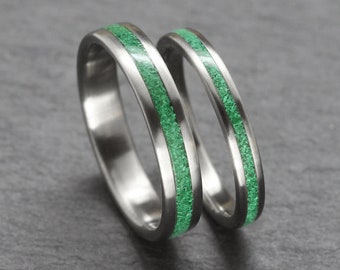 Bague en titane sertie d'incrustations de malachite - Bague industrielle moderne - Bague minimaliste en pierre verte - Groupe d'anniversaire - Couple de bagues - Paire de bagues