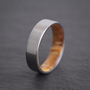 Pierścionek z tytanu i drewna oliwnego, wykończenie satynowe, pierścionek zaręczynowy, prezent dla niego, nowoczesna obrączka unisex, styl minimalistyczny, biżuteria ręcznie robiona