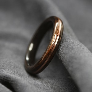 Makassar Ebenholz Ring mit Kupfer-Inlay, 4 mm dünnes Holzband, Verlobungsring, Holzring für Sie, 5 Jahre Jubiläum Geschenk, handgefertigt
