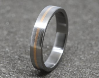 Bague en titane avec incrustation de cuivre. 4 mm. finition satinée, incrustation de cuivre centrée, alliance, alliance en titane faite main, bague de fiançailles