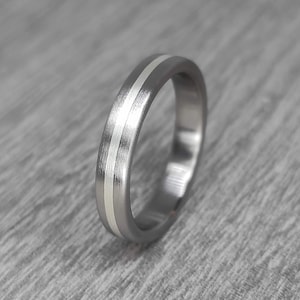 Titanring mit Silber 925 Einlage. 4mm. Gebürsteter Titan Ehering, Sterling Silber Verlobungsring, handgemacht