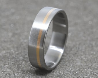 Bague en titane avec incrustation de cuivre. 6 mm. finition satinée, incrustation de cuivre excentrée, alliance, alliance en titane faite main, bague de fiançailles