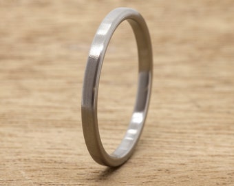 Bague fine en titane. Satiné mat 2 mm. Fabriquée à la main en Italie, bague solide et légère, bague hypoallergénique moderne, bague élégante pour homme et femme