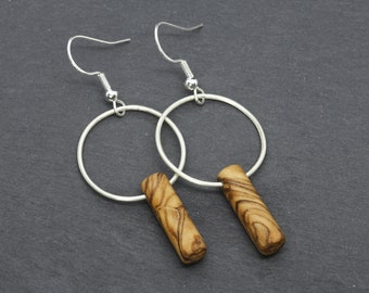 Boucles d'oreilles en bois d'olivier avec bague en argent Argentium et fil d'oreille en argent, boucles d'oreilles en bois faites à la main