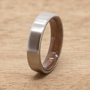 Satin Titan und Nussbaum Holzring, Titan und Nussbaum Holzring, Holzring aus Titan, hölzerner Ehering, natürlicher Bugholzring, matter Titanring, handgefertigt in Italien