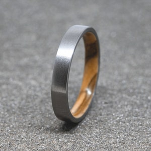 Titan und Olivenholz Ring, linear gebürsteter Ring, Hochzeit Verlobungsring, Geschenk für ihn, minimalistischer Unisex Band, handgemachter Schmuck