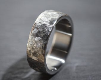 Banda de titanio martillado, anillo de boda rústico hecho a mano