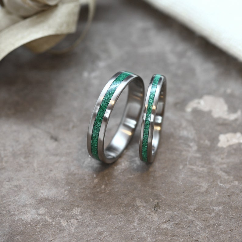 Bague en titane sertie d'incrustations de malachite Bague industrielle moderne Bague minimaliste en pierre verte Groupe d'anniversaire Couple de bagues Paire de bagues image 5