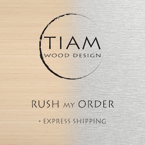 Peut inclure: L'image présente le texte "TIAM WOOD DESIGN" à l'intérieur d'un cercle noir. En dessous, le texte "RUSH MY ORDER" est affiché, suivi de "+ EXPRESS SHIPPING" sur un fond en bois clair et argenté.